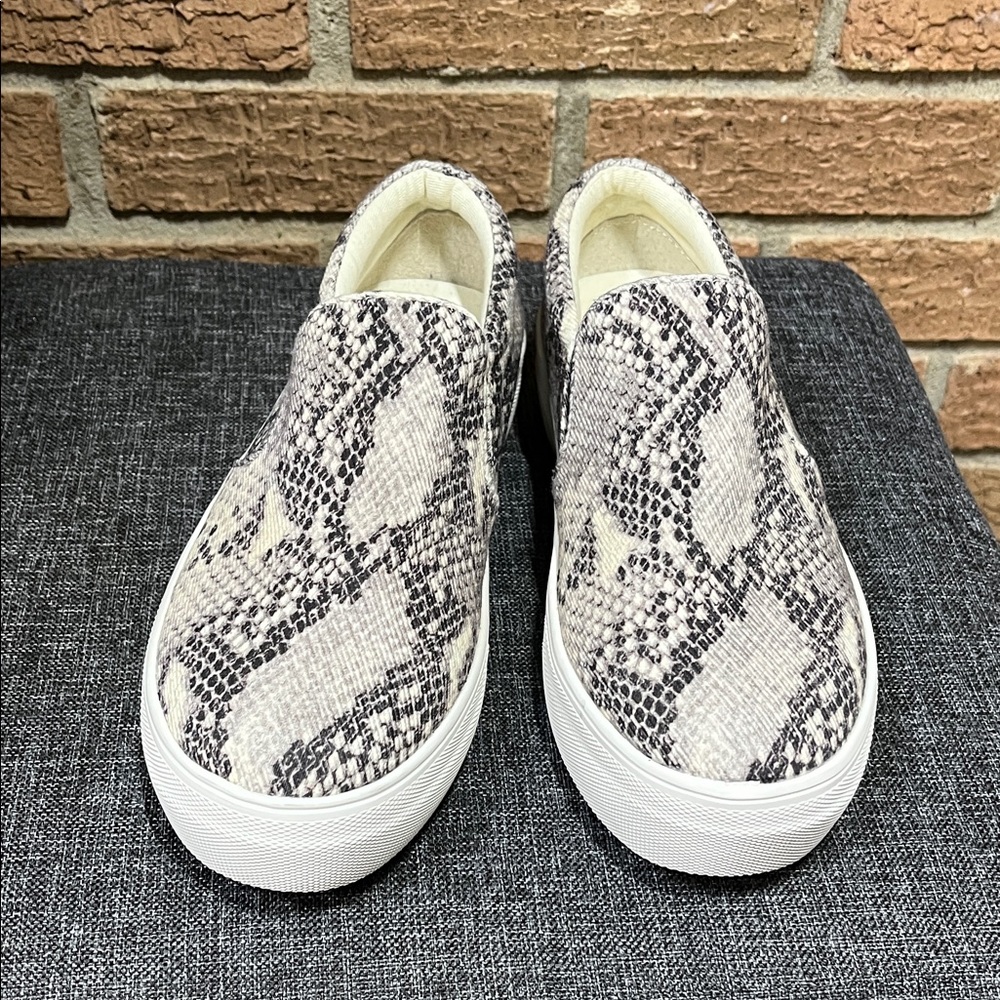 Steve Madden Slip-On sneakers Snake Print RETAILS@$99-  8.5 - Picture 2 of 7